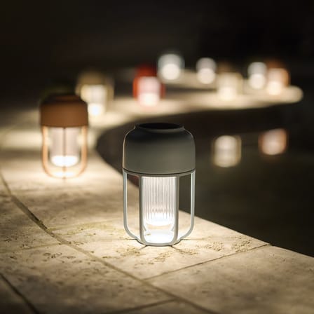 Lampe solaire d'extérieur Light N°1 métal rose / LED - Chargeur à induction inclus - Houe