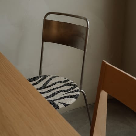 Chaise empilable Petit Rond INDOOR métal / Assise tissu zèbe - Frama 