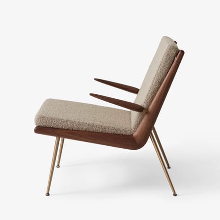 Fauteuil rembourré Boomerang HM2 (1956) tissu blanc beige bois naturel / Avec accoudoirs - Noyer - &tradition