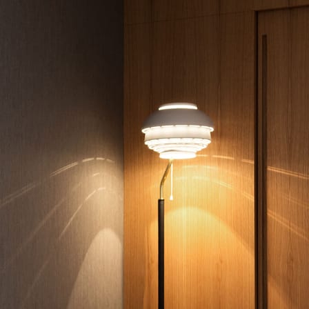Lampadaire A808 métal blanc / Alvar Aalto, 1955 - ARTEK