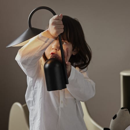 Lampe sans fil rechargeable Arum LED métal noir - Ferm Living