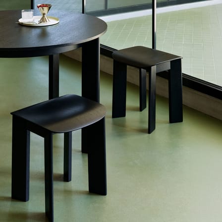 Table ronde Chisel 25 bois noir / Ø 110 cm - 4 pieds - Hay