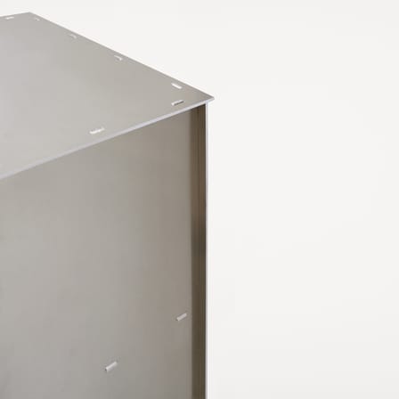 Meuble de rangement Rivet Case métal / L 98,3 x H 48,1 x P 33,8 cm - Martelé à la main / Seconde vie - Frama 