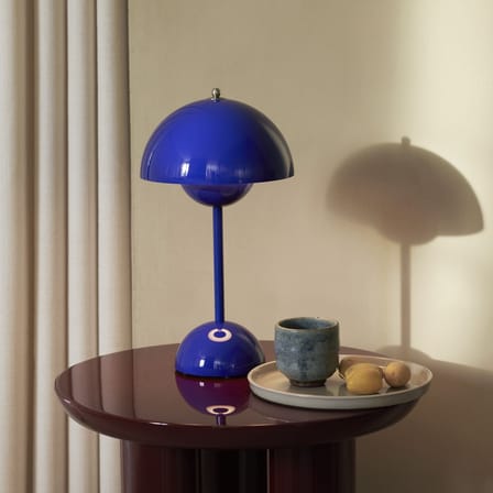 Lampe sans fil rechargeable Flowerpot VP9 plastique bleu / Ø 16 x H 29 cm - Verner Panton, 1968 - &tradition