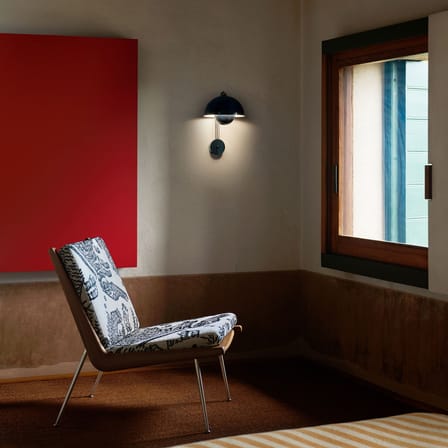 Applique avec prise Flowerpot VP8 métal bleu / Verner Panton, 1968 - &tradition