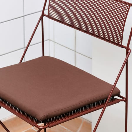 Armlehne  textil rot / OUTDOOR-KISSEN Sitzkissen für Stuhl X-Line - Hay
