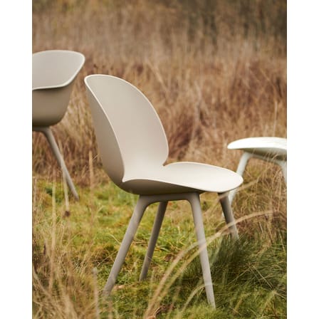 Chaise Beetle OUTDOOR plastique beige - Gubi