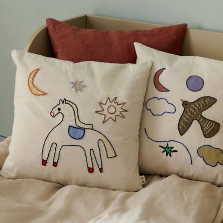 Cuscino Naive Horse tessuto bianco / 40 x 40 cm - Ricamato a mano - Ferm Living