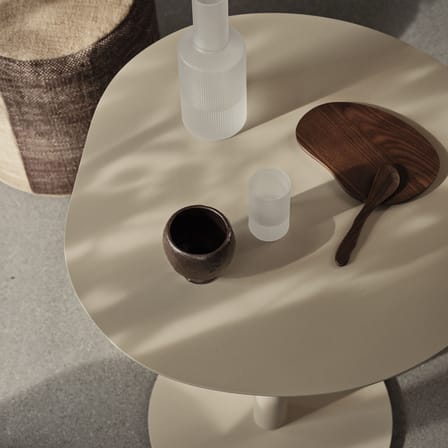 Runder Tisch Pond Café OUTDOOR metall beige / Ø 64 cm - Asymmetrische Form - Ferm Living