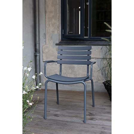 Fauteuil empilable ReCLIPS plastique gris / Accoudoirs bambou - Plastique recyclé - Houe