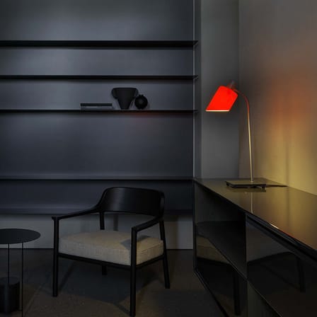 Lampe de table La Lampe de Bureau verre rouge / Charlotte Perriand, 1965 - H 51 cm - Nemo
