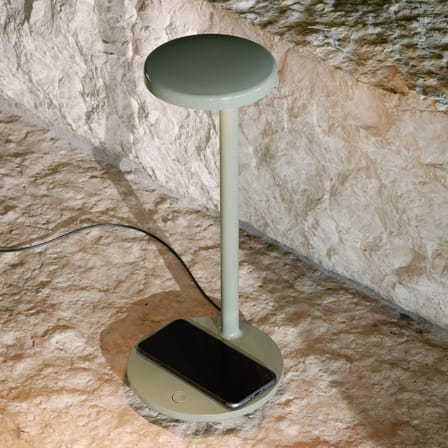 Lampe de table Oblique QI LED métal vert / prise USB-C et chargeur à induction - Flos