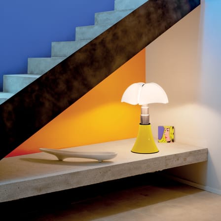 Lampe de table Pipistrello Pop Medium LED jaune / H 50 à 62 cm - Gae Aulenti, 1965 - Martinelli Luce