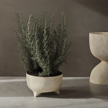 Blumentopf Evoke Low corian beige / Ø 44 x H 26 cm - 25L / Glasfaser - Ferm Living