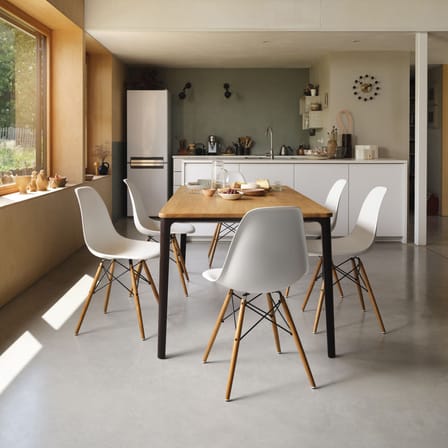 Chaise RE DSW - Eames Plastic Side Chair plastique noir / (1950) - Pieds bois clair / Recyclé - Vitra