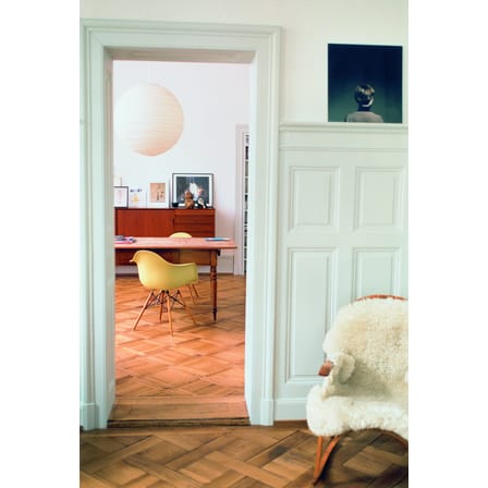 Fauteuil DAW - Eames Plastic Armchair plastique jaune / (1950) - Pieds bois clair - Vitra