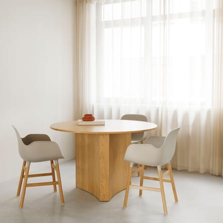 Fauteuil Form plastique beige / Pieds chêne - Normann Copenhagen