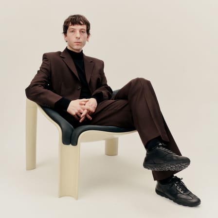 Fauteuil rembourré F300 cuir noir / Pierre Paulin, réédition 1965 - Gubi