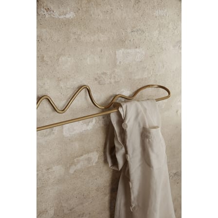 Porte-serviettes mural Curvature or métal / L 66 cm - Laiton - Ferm Living