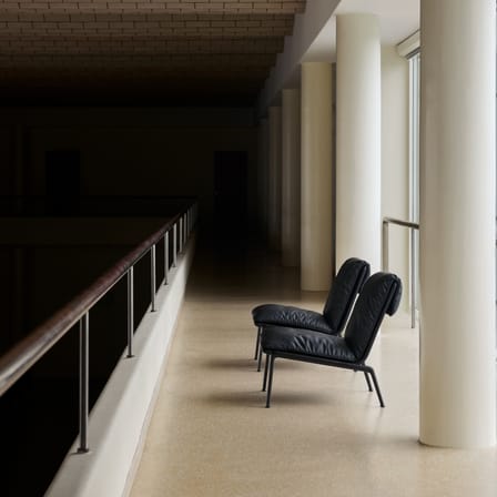 Fauteuil rembourré Muno LN18 cuir noir - &tradition