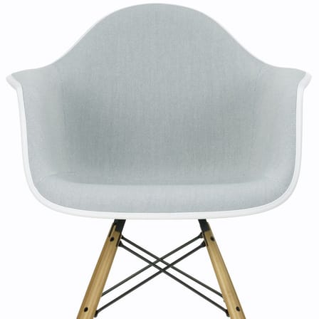 Fauteuil rembourré RE DAW - Eames Plastic Armchair plastique bleu / (1950) - Pieds bois clair - Rembourrage intégral / Recyclé - Vitra