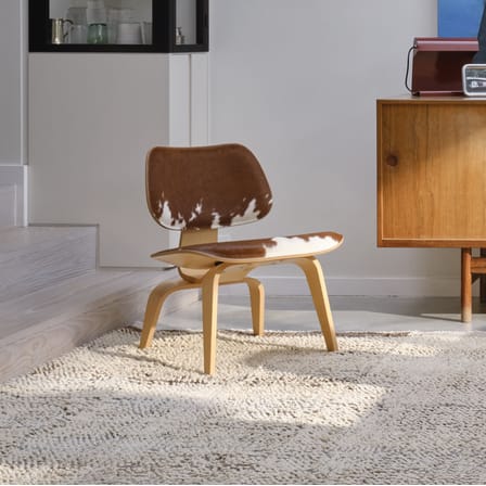 Fauteuil bas Plywood Group LCW bois marron / Eames, 1969 - Peau de vache - Vitra