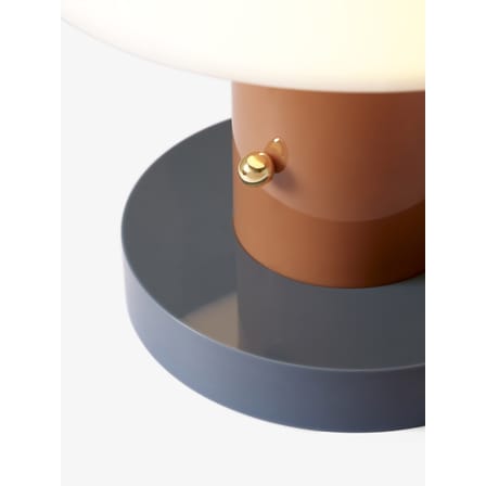 Lampada senza fili ricaricabile Setago  JH27 materiale plastico blu marrone / by Jaime Hayon - &tradition