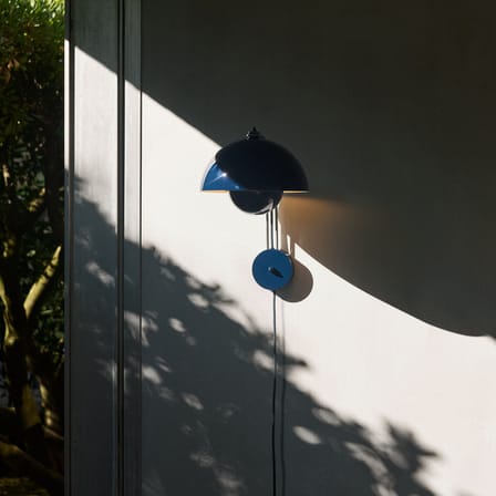 Applique avec prise Flowerpot VP8 métal bleu / Verner Panton, 1968 - &tradition