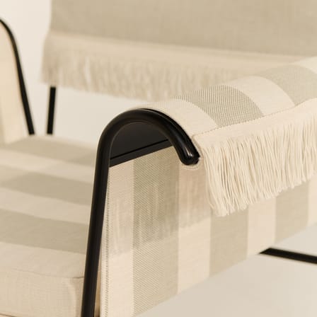Fauteuil rembourré Tropique tissu gris / Avec franges - Matégot, réédition 50' - Gubi