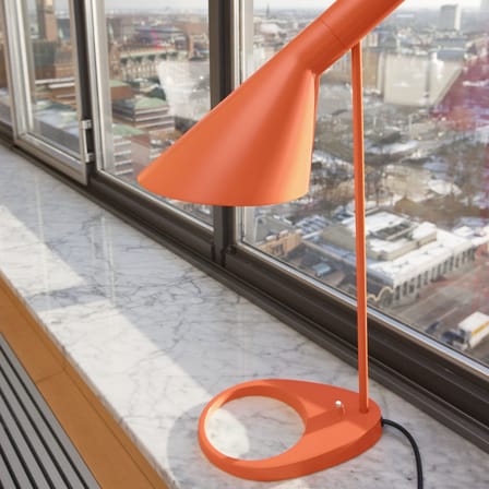 Lampe de table AJ métal orange / H 56 cm - Orientable / Arne Jacobsen, 1957 - Louis Poulsen