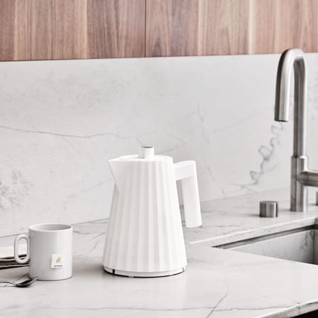 Plissé Electric kettle plastic material white / 1 L - UK version - Alessi