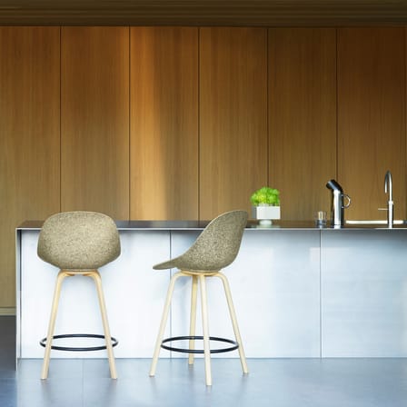 Hochstuhl Mat Chair faser braun / H 65 cm - Alge Marine / Füße Buchenfurnier - Normann Copenhagen