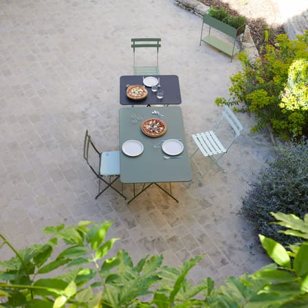 Tavolo pieghevole Bistro metallo beige / 77 x 57 cm - 4 persone / Foro parasole - Fermob
