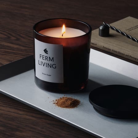Candela profumata Vitto vetro viola / Zucchero rosso - H 10 cm - Ferm Living
