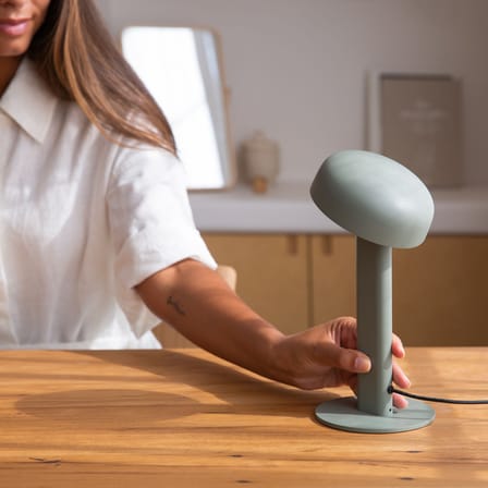Lampe de table NOD LED métal vert gris / H 25 cm / Seconde vie - TIPTOE