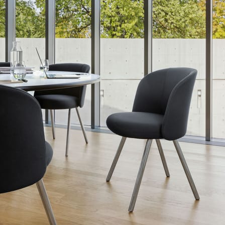 Chaise rembourrée Mikado tissu noir / Pieds métal - Vitra