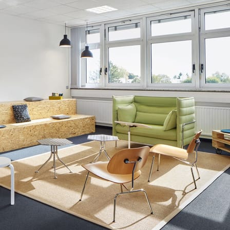 Fauteuil bas Plywood Group LCM bois noir / Charles & Ray Eames, 1945 - Vitra