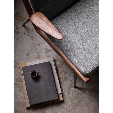 Fauteuil rembourré Boomerang HM2 (1956) tissu blanc beige bois naturel / Avec accoudoirs - Noyer - &tradition