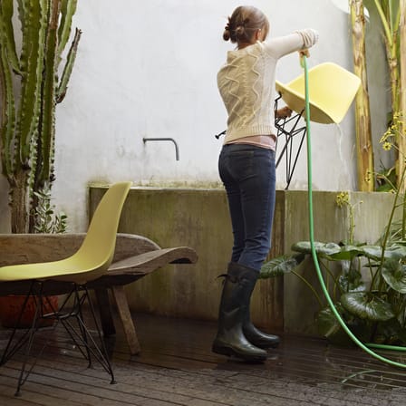Sedia RE DSR - Eames Plastic Side Chair materiale plastico giallo / (1950) - Nero / Riciclato - Vitra
