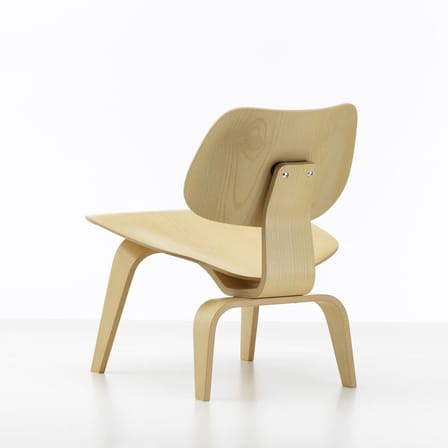 Fauteuil bas Plywood Group LCW bois naturel / By Charles & Ray Eames, 1945 - Vitra
