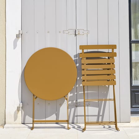 Table pliante Bistro métal jaune /Ø 77 cm - 3/4 personnes - Trou pour parasol - Fermob
