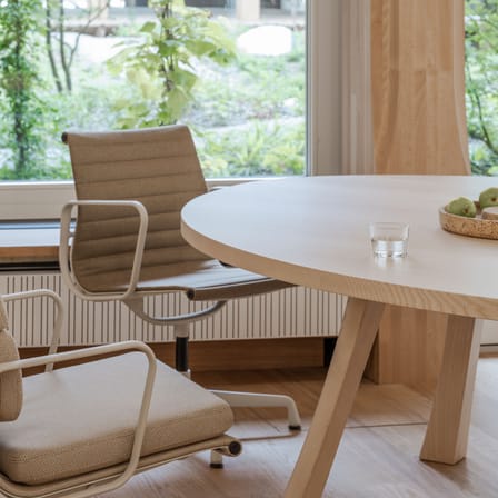 Fauteuil pivotant Aluminium Chair EA108 tissu beige / Eames (1958) - Vitra