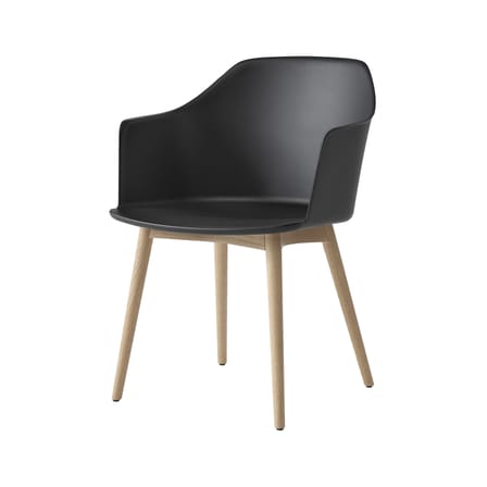 Fauteuil Rely HW76 plastique noir / Plastique recyclé & pieds bois - &tradition