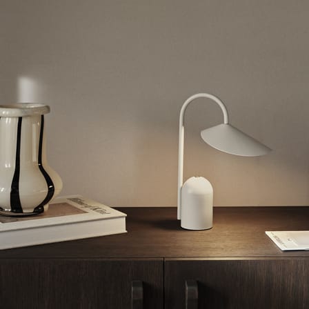Lampe sans fil rechargeable Arum LED métal beige - Ferm Living