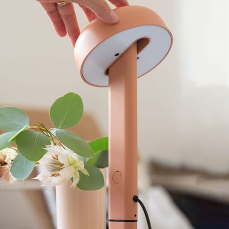 Lampe de table NOD LED métal rose / Base serre-joint  / H 34 cm - TIPTOE