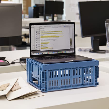 Panier Colour Crate plastique bleu électrique Medium / 26,5 x 34,5 cm - Recyclé - Hay