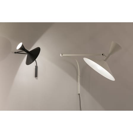 Applique avec prise MINI Lampe de Marseille métal noir by Le Corbusier / L 90 cm - Réédition 1954 - Nemo