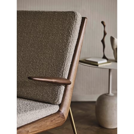 Fauteuil rembourré Boomerang HM2 (1956) tissu blanc beige bois naturel / Avec accoudoirs - Noyer - &tradition