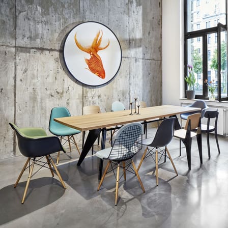 Fauteuil rembourré RE DAW - Eames Plastic Armchair plastique bleu / (1950) - Pieds bois clair - Rembourrage intégral / Recyclé - Vitra