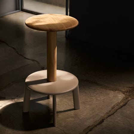 Tabouret haut pivotant Massif AV39 bois naturel / H 65 cm - &tradition